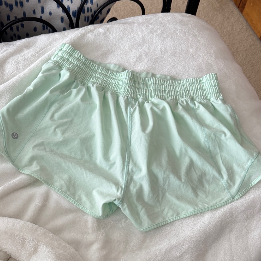 lululemon hotty hot high rise 2.5 shorts